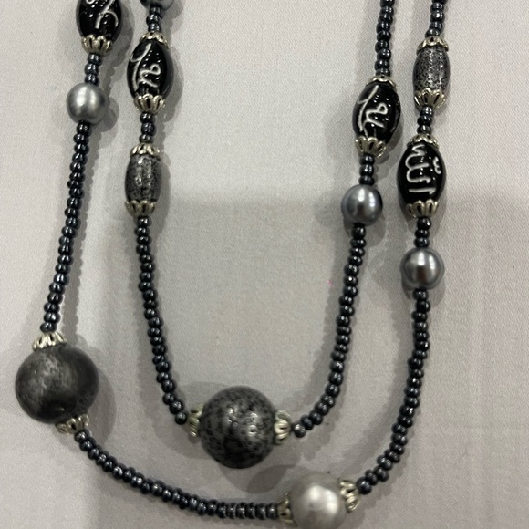 Black and gray necklace - Picture 1 of 2